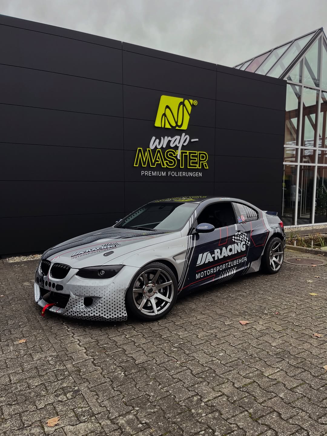 Breitbau E92 Drifter mit unserer wrap-MASTER® 3-LAYER-WRAP Motorsportfolierung
